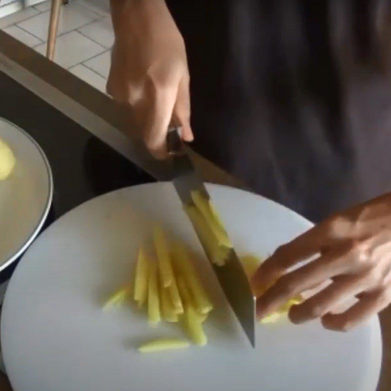 Step 1 Prepare the ingredients for crispy fried potato shrimp cakes