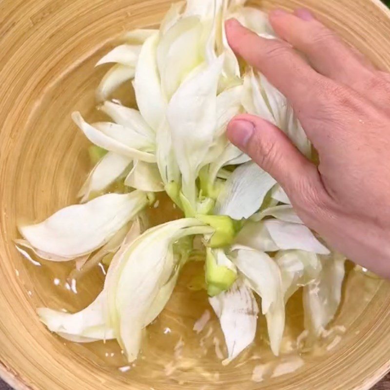 Step 1 Prepare the ingredients for vegetarian sour soup with flower clusters