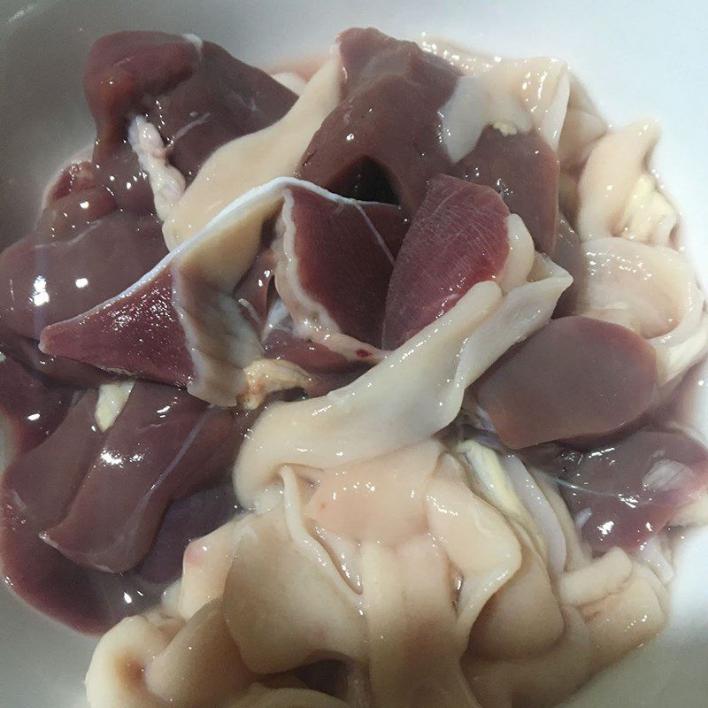 Step 1 Prepare the ingredients for stir-fried water spinach with chicken intestines