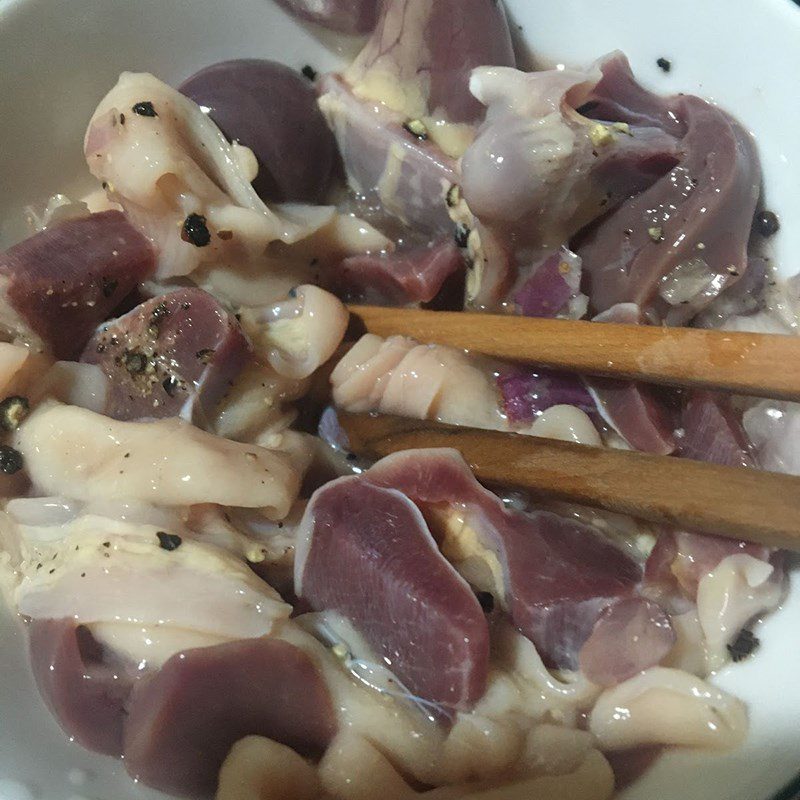 Step 1 Prepare the ingredients for stir-fried water spinach with chicken intestines