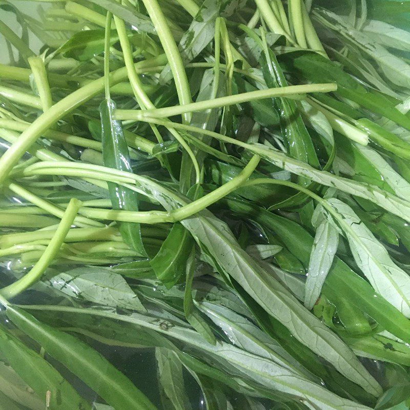 Step 1 Prepare ingredients for stir-fried water spinach with chicken intestines