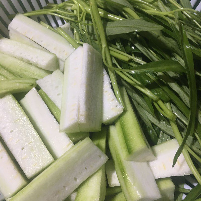 Step 1 Prepare the ingredients for stir-fried water spinach with fragrant gourd