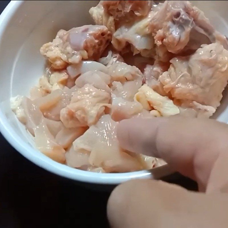 Step 1 Prepare ingredients for Stir-fried Chicken with Termite Mushrooms