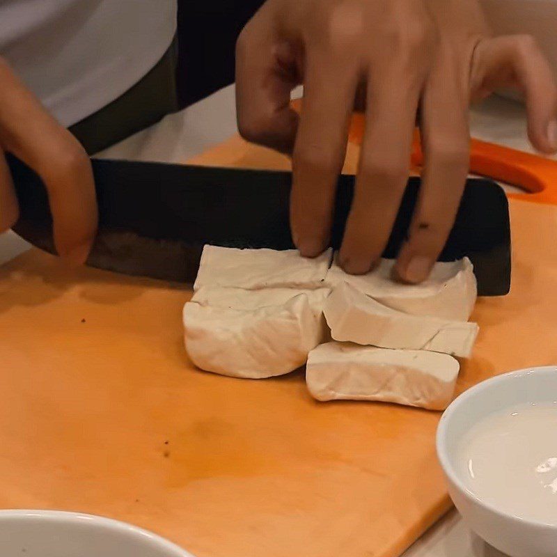 Step 1 Prepare the snails for snail hotpot with banana and tofu