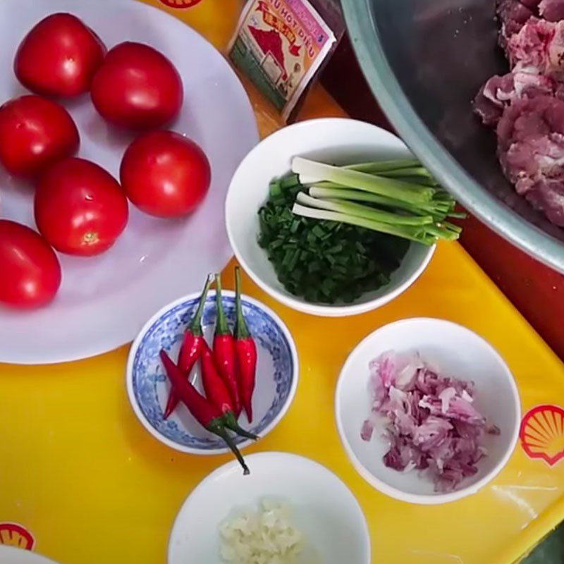 Step 1 Prepare the ingredients for Tomato Bone Noodle