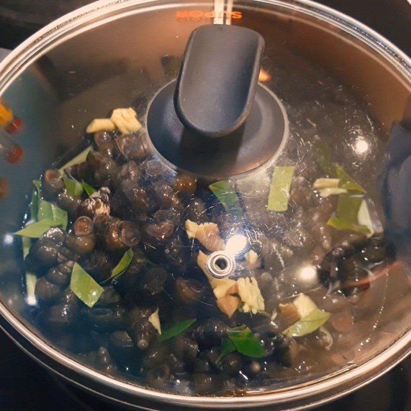 Step 1 Prepare the snails for snail hotpot with banana and tofu