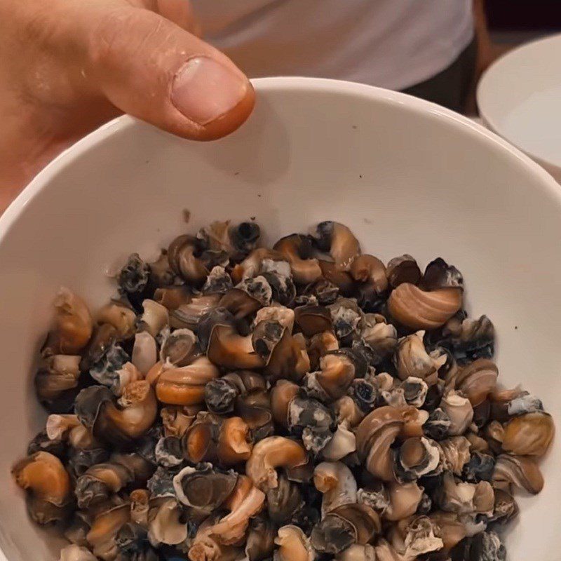 Step 1 Prepare the snails for snail hotpot with banana and tofu