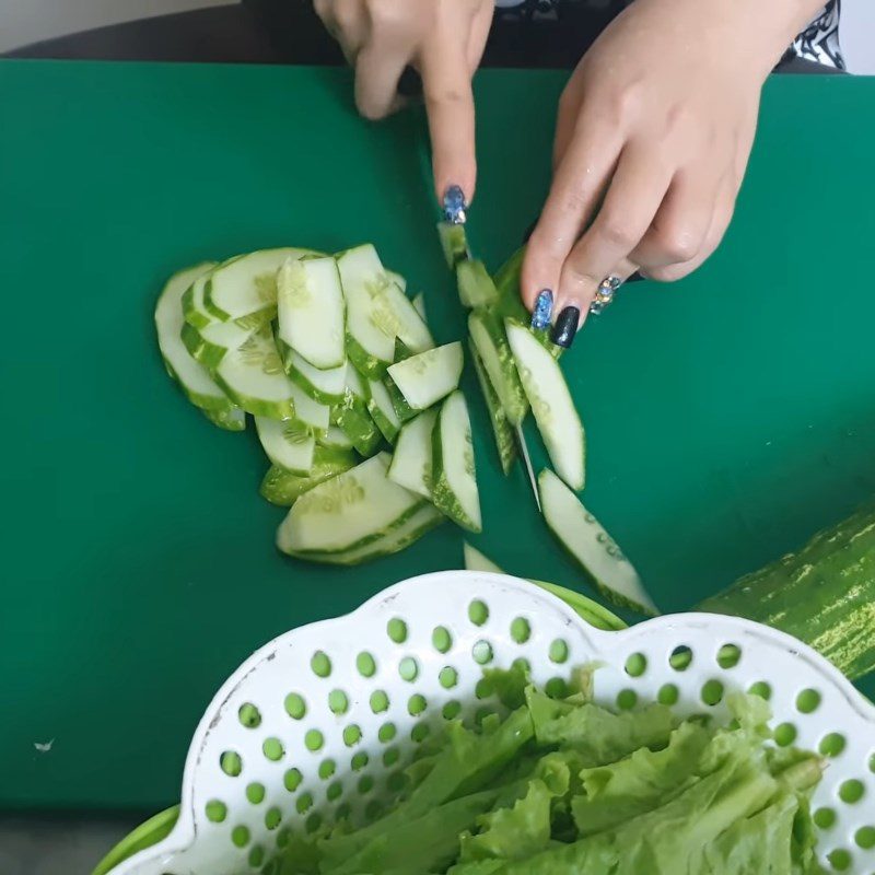 Step 1 Prepare the ingredients for cucumber tomato salad