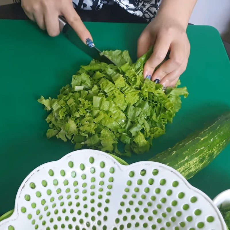 Step 1 Prepare the ingredients for cucumber tomato salad