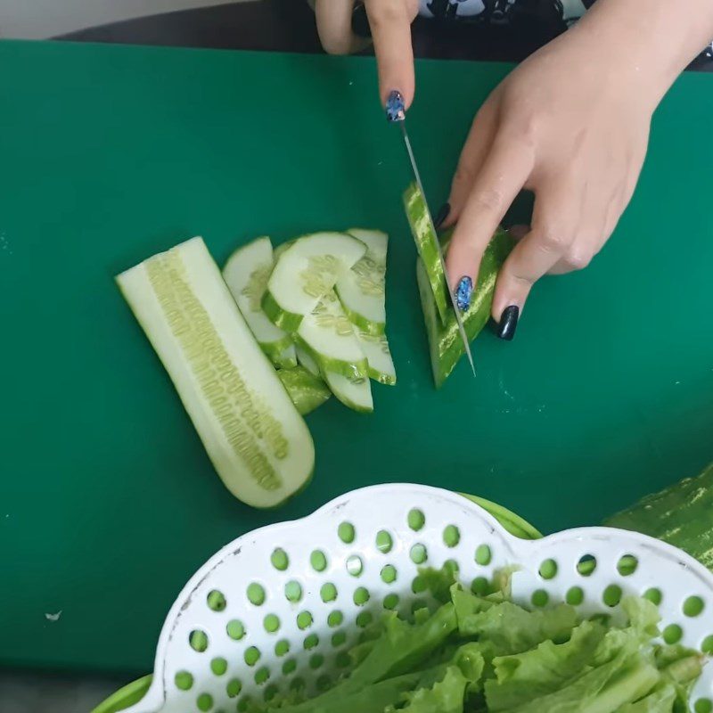 Step 1 Prepare the ingredients for cucumber tomato salad