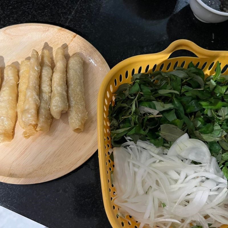 Step 1 Prepare the ingredients for Mixed Fried Noodles with Vietnamese Herb and Onion