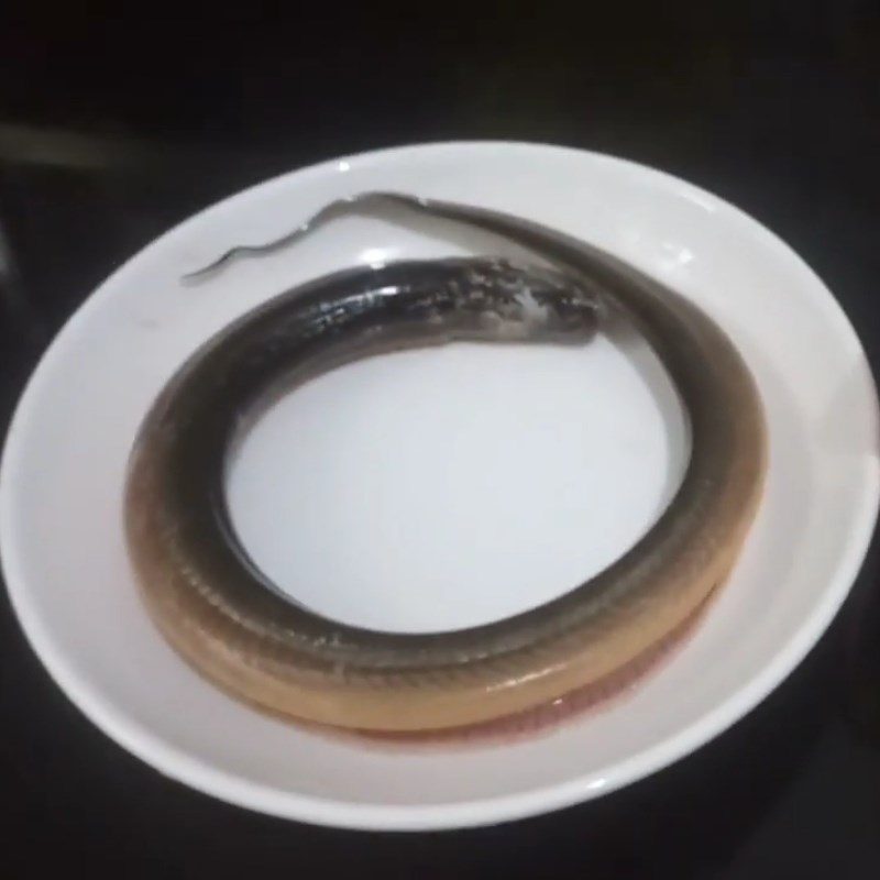 Step 1 Prepare the Ingredients for Crispy Fried Eel with Fish Sauce