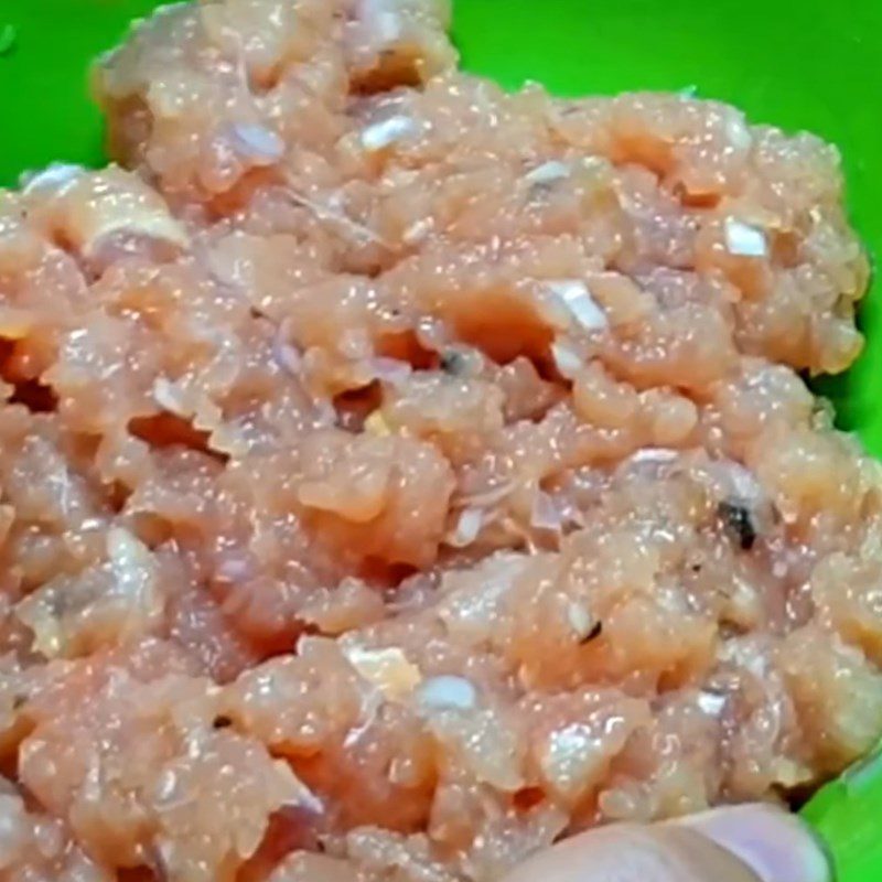 Step 1 Marinate the meat for Japanese watercress soup with minced meat