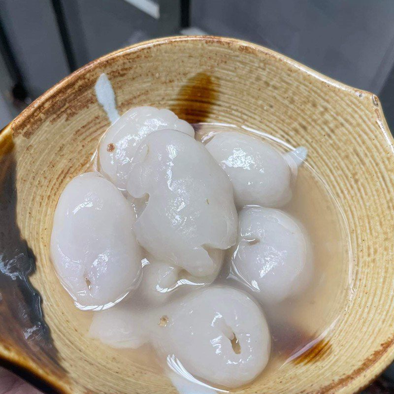 Step 1 Prepare the ingredients for Rambutan Tea