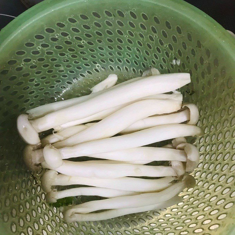 Step 1 Prepare the ingredients for Scrambled Eggs with Mushrooms