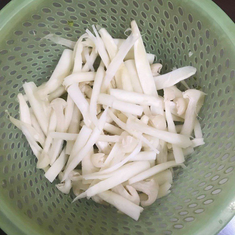 Step 1 Prepare the ingredients for Scrambled Eggs with Mushrooms