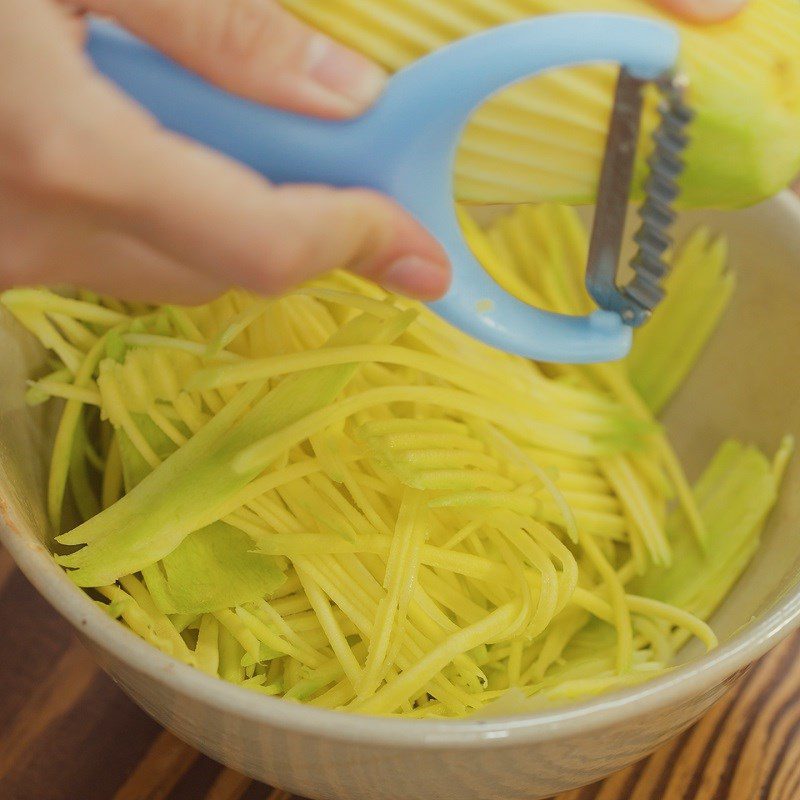 Step 1 Prepare the ingredients for crispy noodle salad with mango