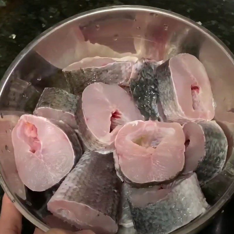 Step 1 Prepare the ingredients for catfish stewed in coconut milk