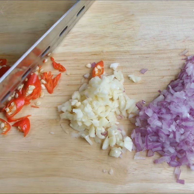 Step 1 Prepare the ingredients for catfish stewed in coconut milk