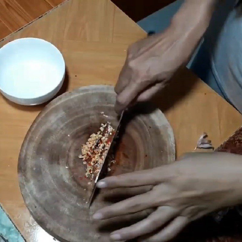 Step 1 Preparing ingredients for dried catfish salad