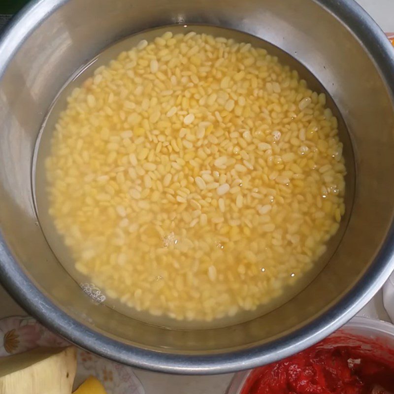 Step 1 Prepare the ingredients for Gấc sticky rice dumplings with mung bean filling