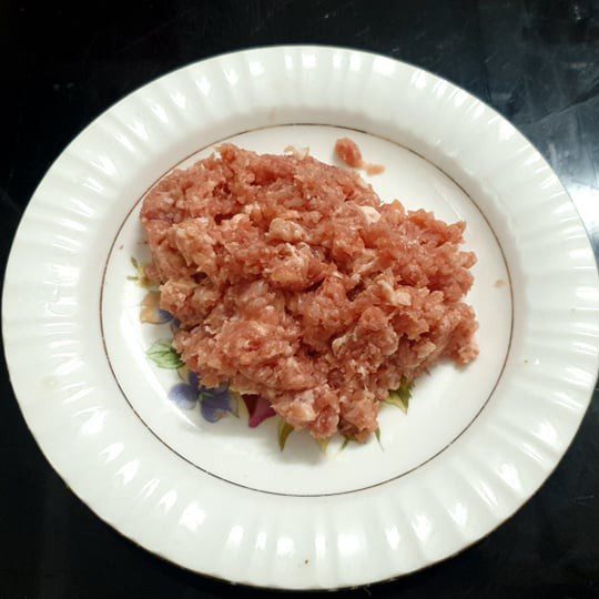 Step 1 Preparing ingredients Pork (pig meat) stir-fried with fragrant shiitake mushrooms, flavorful for the meal