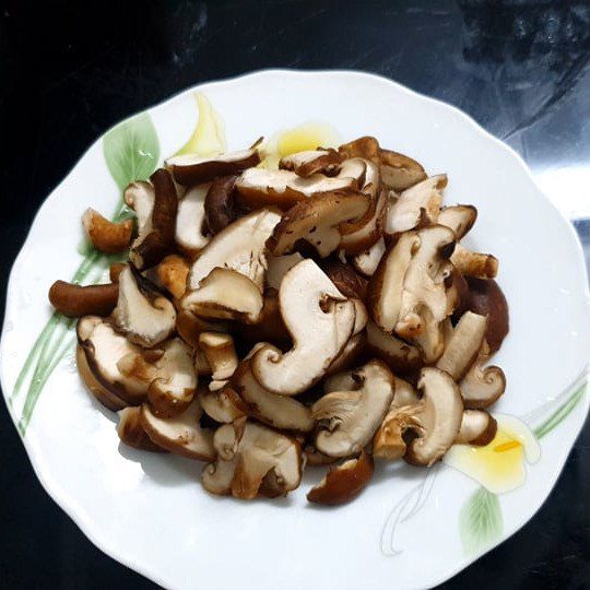 Step 1 Preparing ingredients Pork (pig meat) stir-fried with fragrant shiitake mushrooms, flavorful for the meal