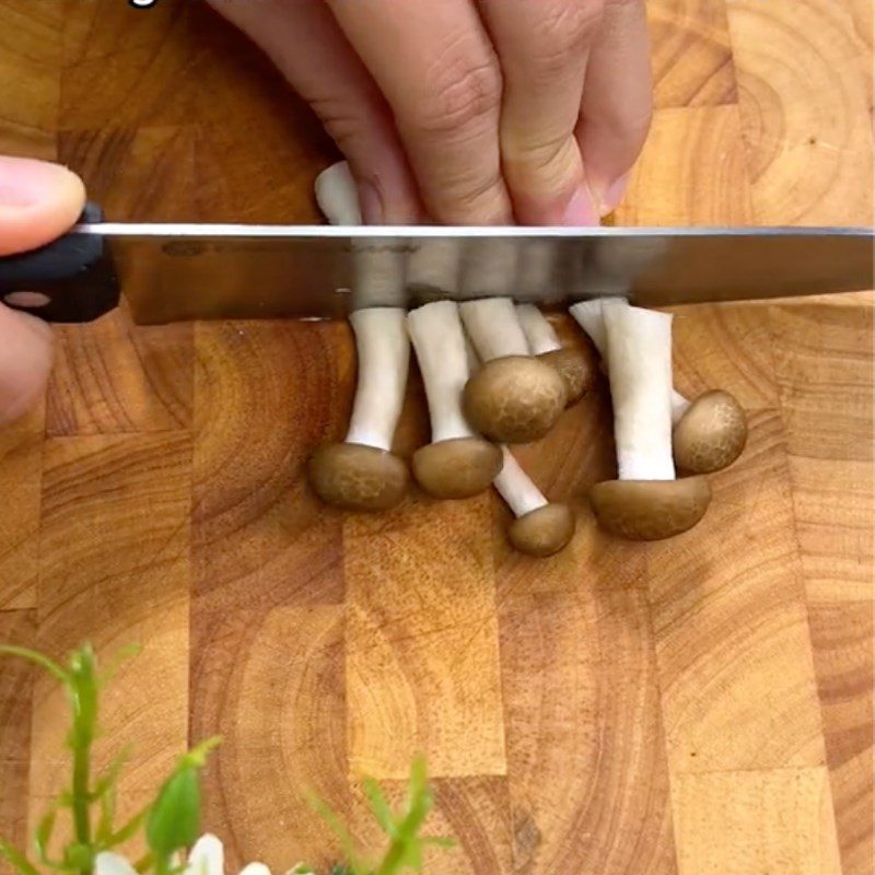 Step 1 Prepare the ingredients for Chicken Thigh Mushroom Fried Rice