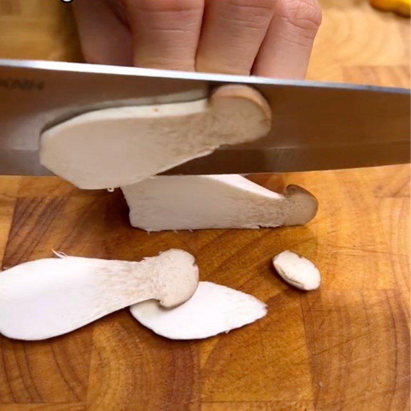 Step 1 Prepare the ingredients for Chicken Thigh Mushroom Fried Rice