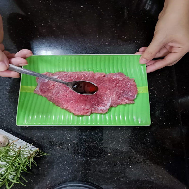 Step 1 Prepare the ingredients and marinate the Garlic Butter Steak (recipe shared by users)