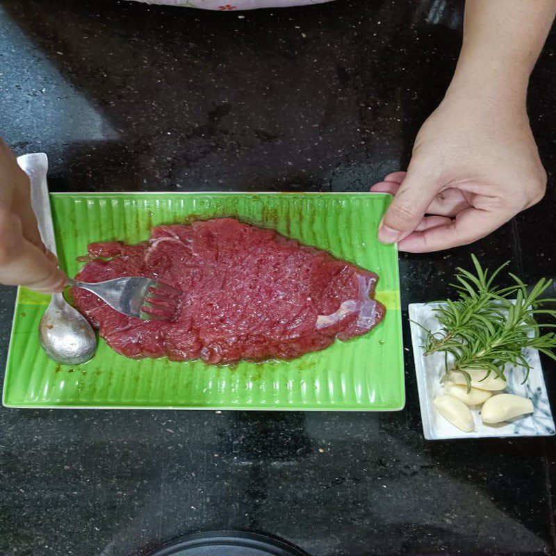 Step 1 Prepare the ingredients and marinate the Garlic Butter Steak (recipe shared by users)