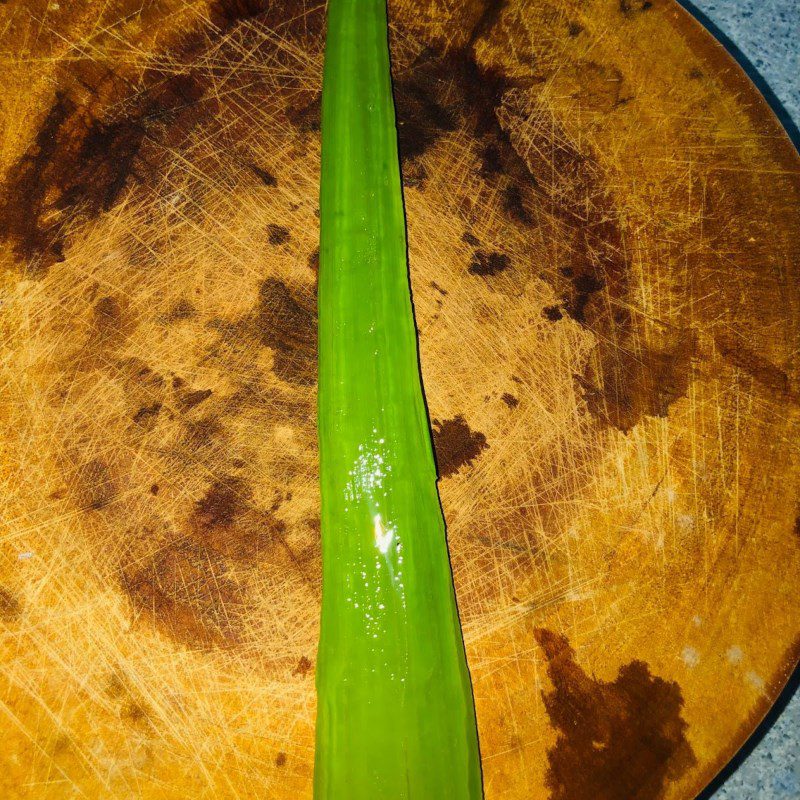 Step 1 Preparing aloe vera for aloe vera smoothie