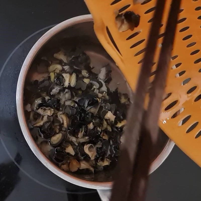 Step 1 Preparing Snails for Rice Vermicelli with Snails and Bamboo Shoots