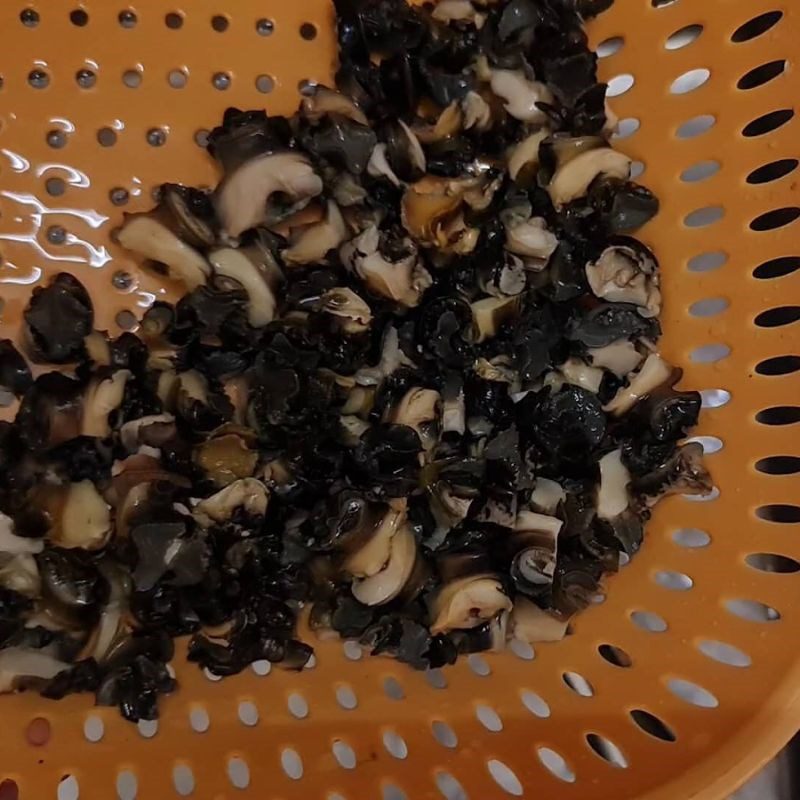 Step 1 Preparing Snails for Rice Vermicelli with Snails and Bamboo Shoots