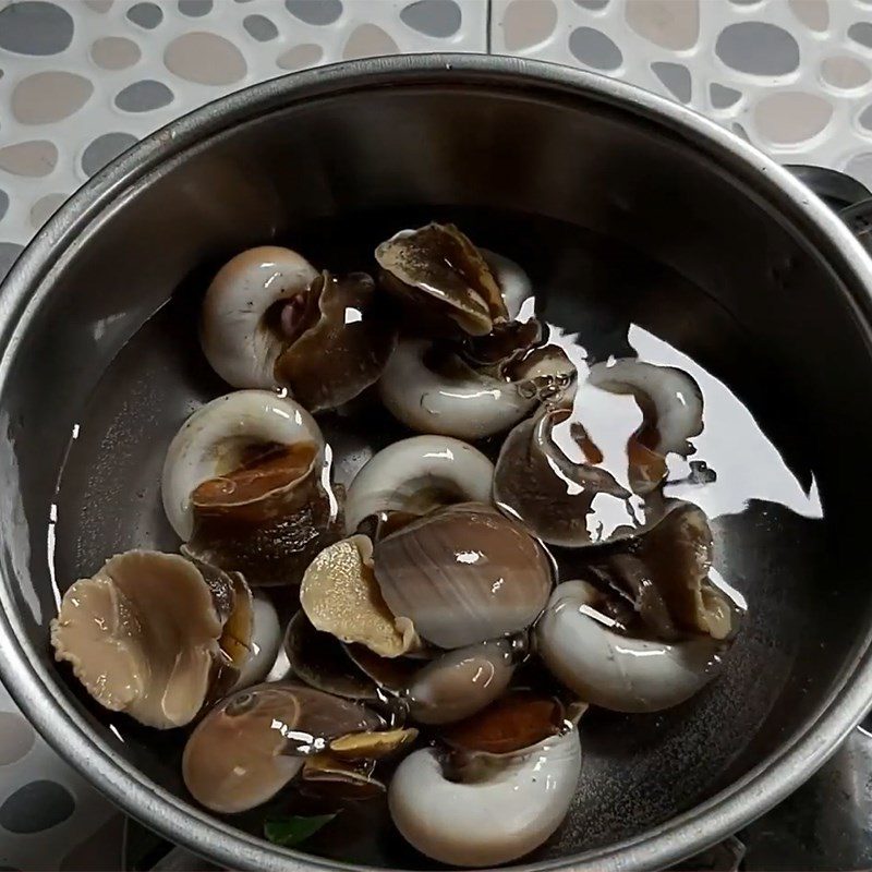 Step 1 Preparing the snails Stir-fried Snails with Lemongrass