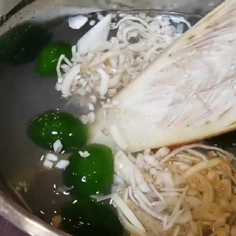 Step 1 Prepare the apple snails and ingredients for sour and spicy apple snail hotpot