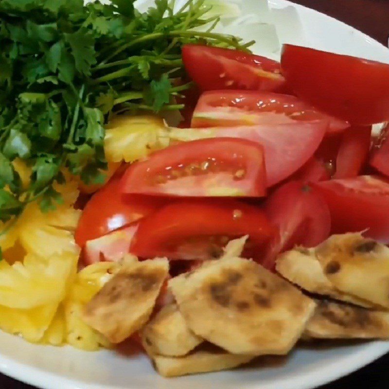 Step 1 Prepare the apple snails and ingredients for sour and spicy apple snail hotpot