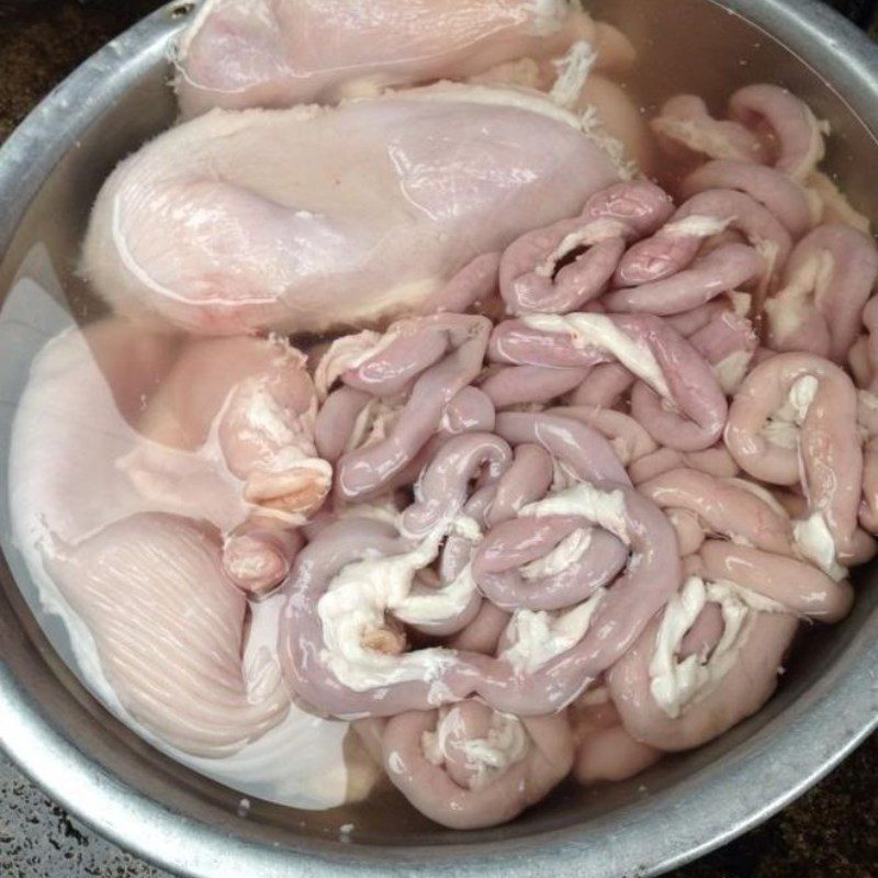 Step 2 Prepare the intestines and throat Cái Tắc Pork Intestine Porridge