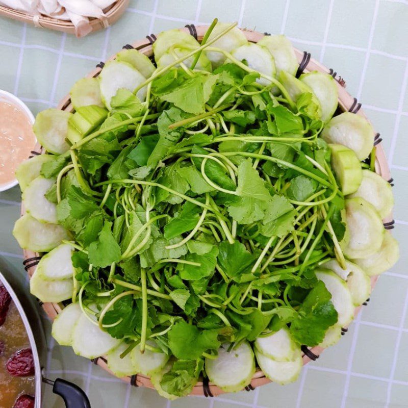 Step 2 Prepare accompanying vegetables for Northern-style beef tail hotpot using a pressure cooker