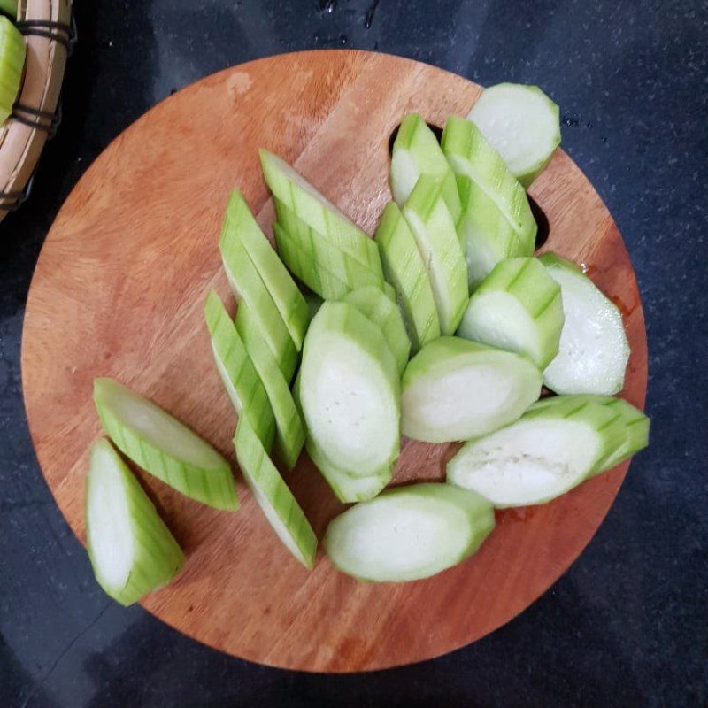 Step 2 Prepare accompanying vegetables for Northern-style beef tail hotpot using a pressure cooker