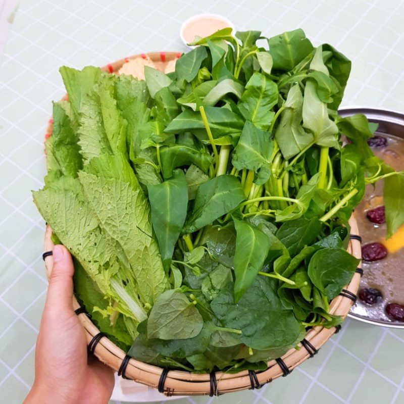 Step 2 Prepare accompanying vegetables for the herbal beef tail hotpot using a pressure cooker