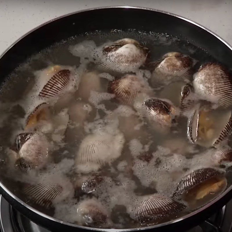 Step 1 Prepare sea snails for pickled water spinach sea snail salad