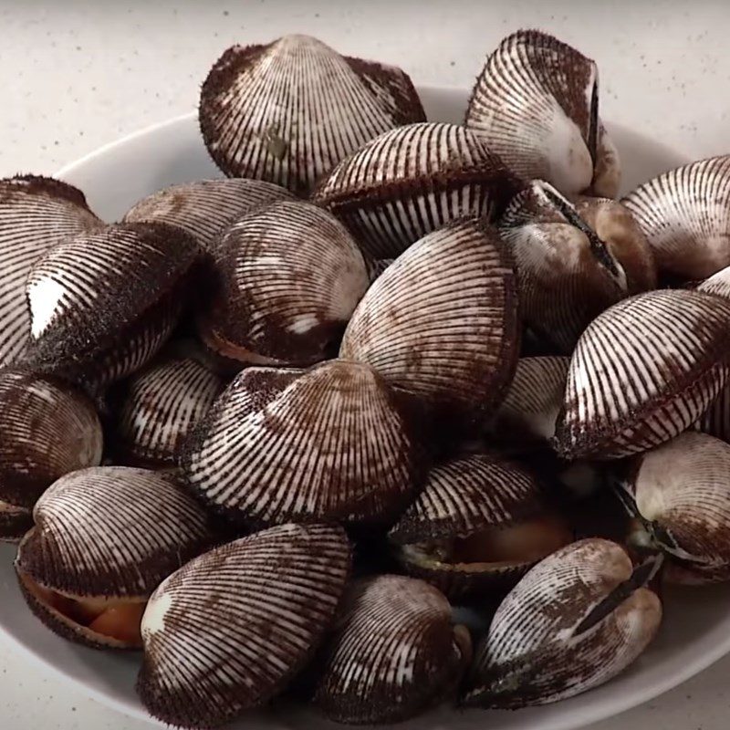 Step 1 Prepare sea snails for pickled water spinach sea snail salad