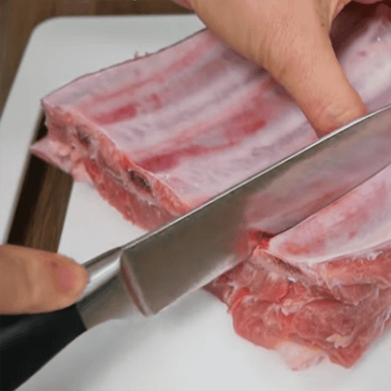 Step 1 Prepare the pork ribs for Pork Rib Porridge with Peas