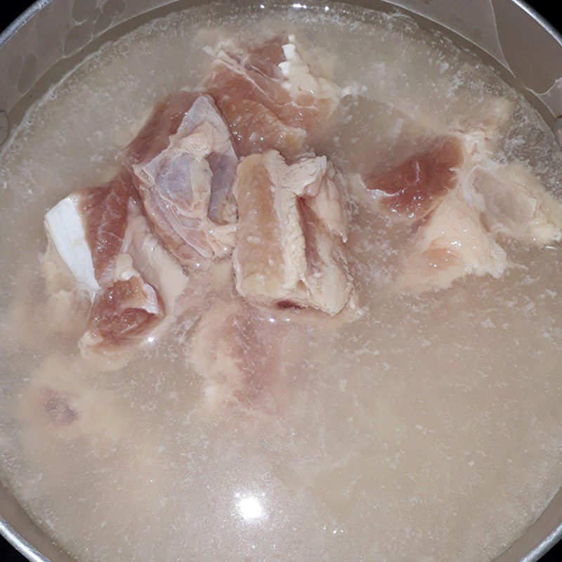 Step 1 Prepare the ribs Taro soup with ribs