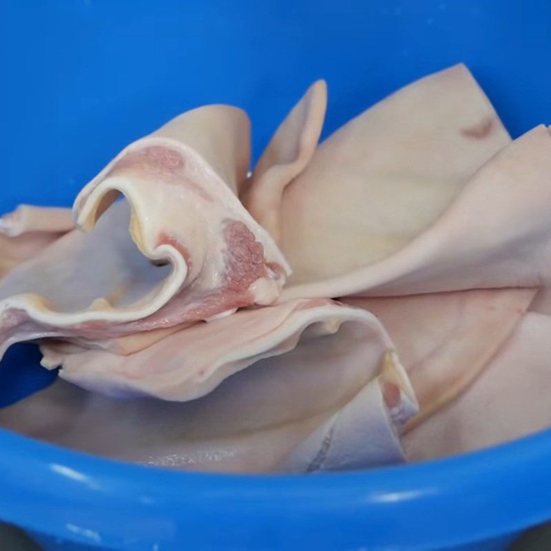 Step 1 Prepare pig ears Crispy pig ears