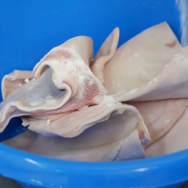 Step 1 Prepare pig ears Crispy pig ears