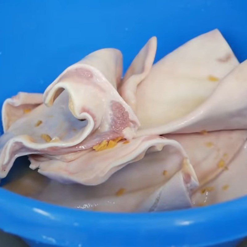 Step 1 Prepare pig ears Crispy pig ears