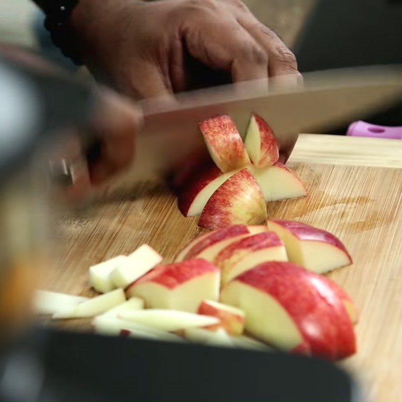 Step 2 Prepare the apples and puree them Mango apple jam thick