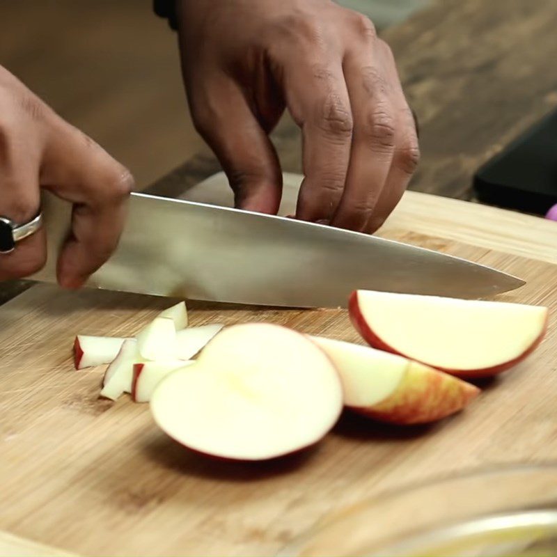 Step 2 Prepare the apples and puree them Mango apple jam thick